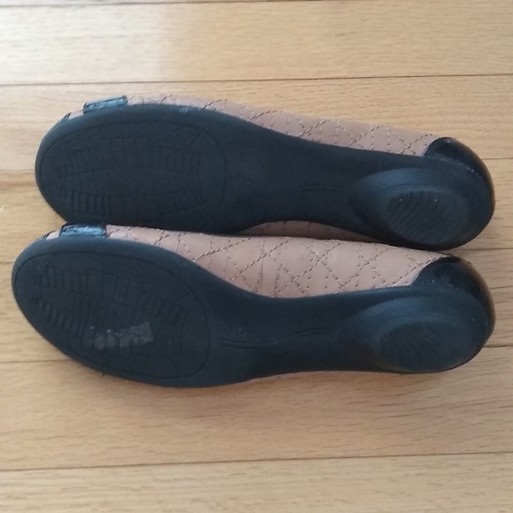 Woman's 6 1/2  Bandolino Leather Flat - Picture 5 of 8